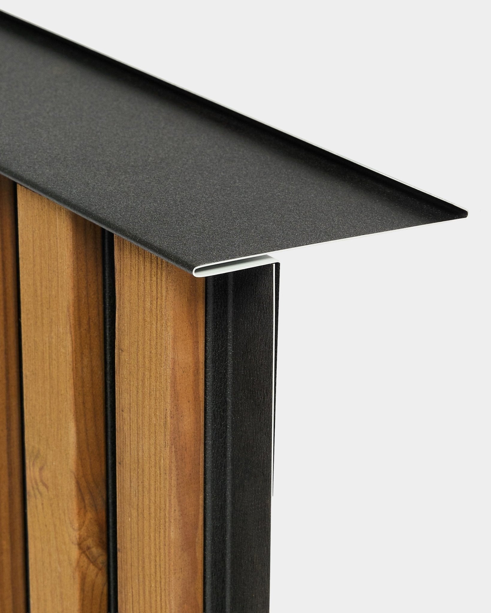 Nærbilde av WoodUpp Aluwood fasadepanel Montering profil (240 cm) montert på vertical spiler, som fremhever detaljene og finishen mot en hvit bakgrunn.
